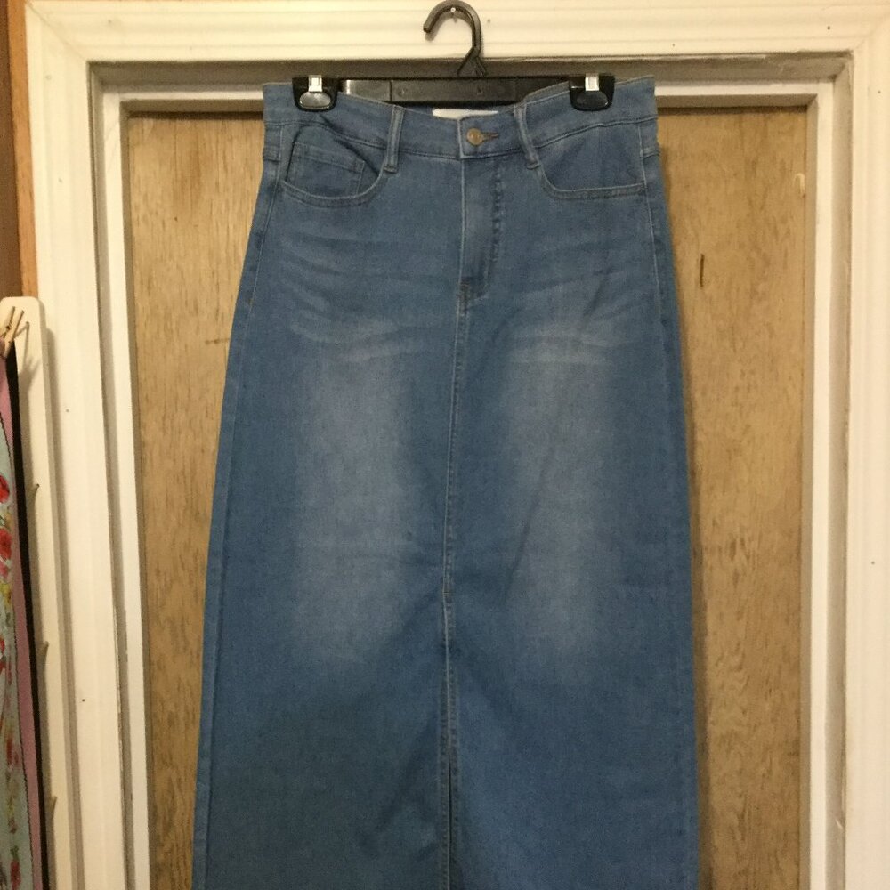 NWT full length denim skirt with front split  size 8 blue denim 5 pocket design